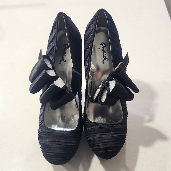 Black high heels with shoe strap - Picture 2 of 6